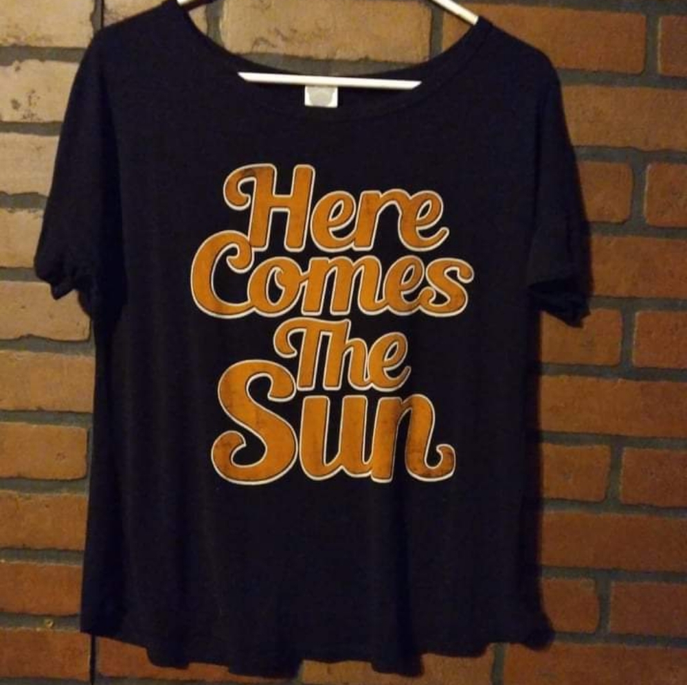 Here Comes The Sun Women's Tee Size Large